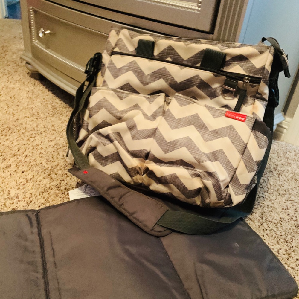 Skip hop diaper bag with diaper pad